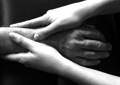 main-manipulation-ostéopathe-Garenne-Colombes